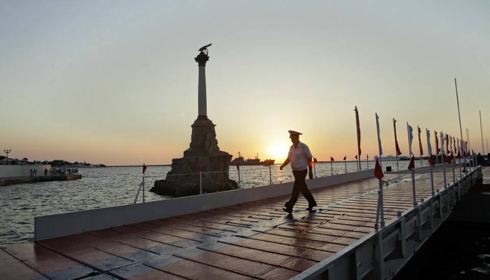 En offiser spaserer langs en av utstikkerne ved den russiske svartehavsflåtens hovedbase i Sevastopol.