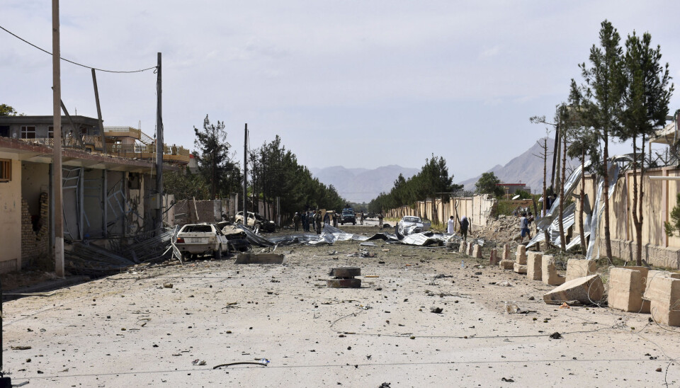 Afghansk sikkerhetspersonell inspiserer område der en bilbombe ble utløst i nærheten av et etterretningslokale i Aybak i Samangan-provinsen 13. juli.