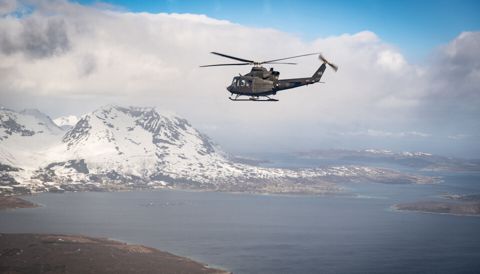 Forsvarets Bell 412-helikopter. Her avbildet på tur over Nordland.