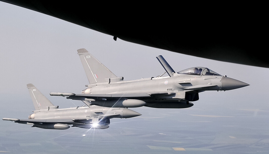 To Typhoon-kampfly fra Storbritannias Royal Air Force avbildet over Romania i 2018. To Typhoon-kampfly fra Storbritannias Royal Air Force avbildet over Romania i 2018.