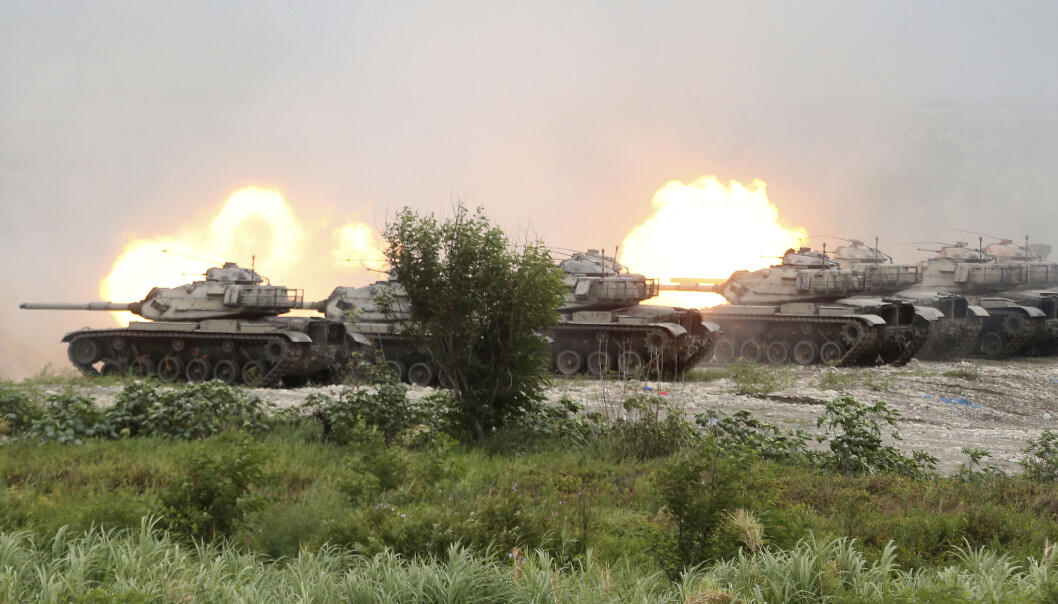 M60A3 Patton kampvogner står i linje og skyter skarpt under den store militærøvelsen. M60A3 Patton kampvogner står i linje og skyter skarpt under den store militærøvelsen.