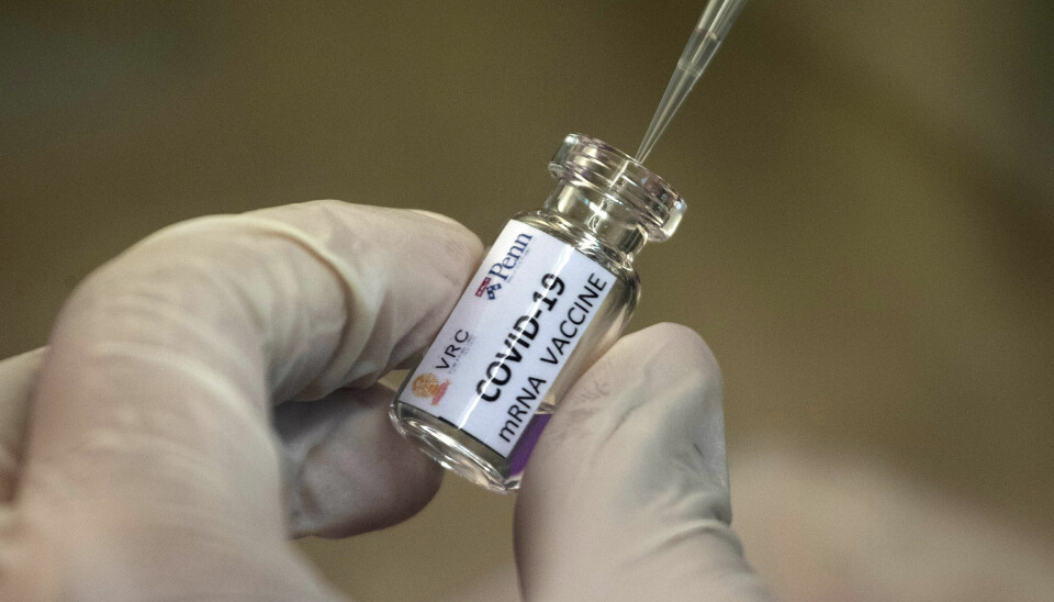 Russiske hackere anklages for å forsøke å stjele, men ikke forhindre forskning på en covid-19-vaksine. Vaksinekappløpet er i full gang, og bildet er fra et forskningssenter i Bangkok.