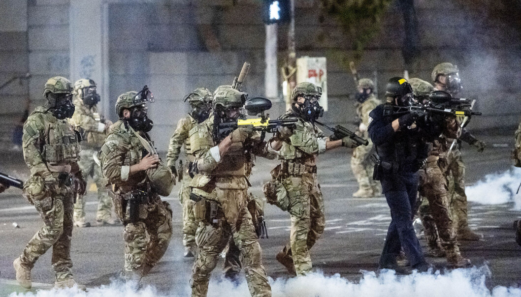 President Donald Trump vil sende føderale sikkerhetsstyrker som dette til Chicago og Albuquerque og hevder situasjonen er ute av kontroll i de to byene, som begge er styrt av demokratene. Bildet er fra Portland i delstaten Oregon og er datert 20. juli. President Donald Trump vil sende føderale sikkerhetsstyrker som dette til Chicago og Albuquerque og hevder situasjonen er ute av kontroll i de to byene, som begge er styrt av demokratene. Bildet er fra Portland i delstaten Oregon og er datert 20. juli.