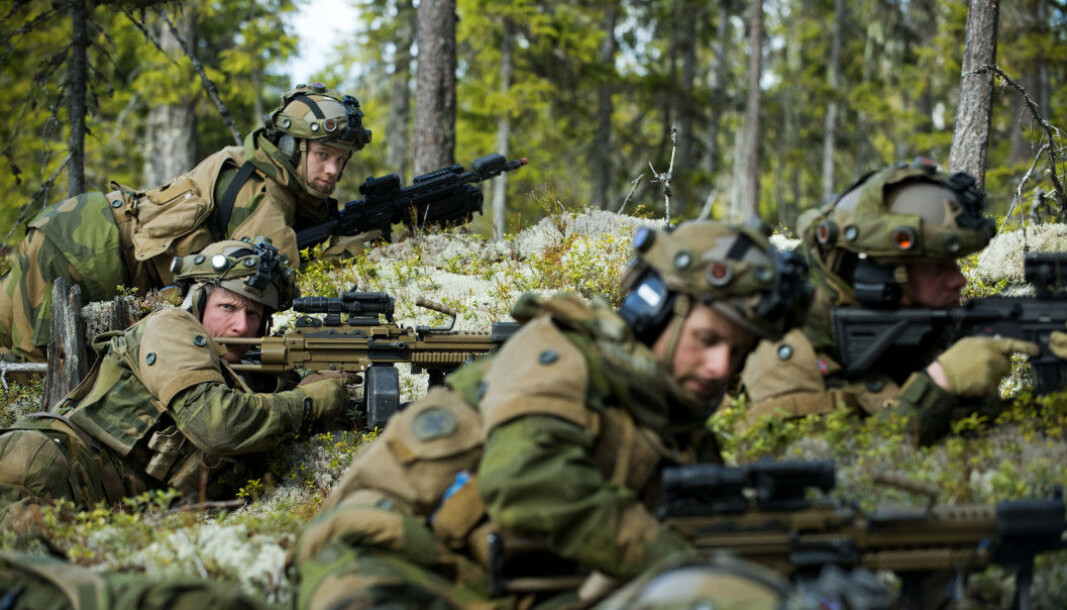 Stig Klovholt (i midten til venstre) ønsket seg en horisontal karriere i Forsvaret. Stig Klovholt (i midten til venstre) ønsket seg en horisontal karriere i Forsvaret.