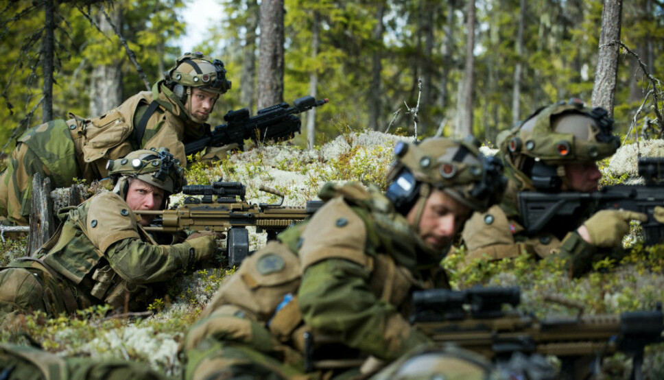 Stig Klovholt (i midten til venstre) ønsket seg en horisontal karriere i Forsvaret.