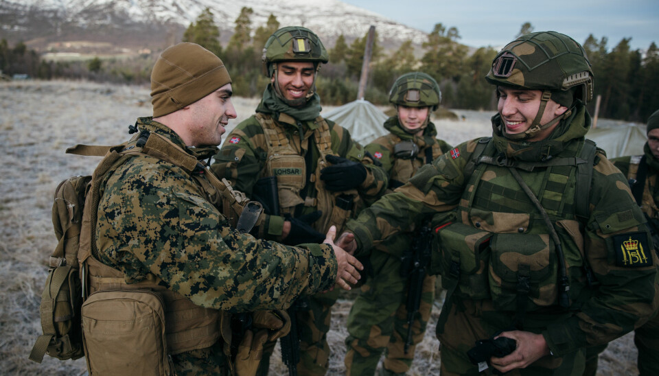 Soldater fra USMC og Hans Majestet Kongens Garde slår av en prat under øvelse Trident Juncture i 2018.