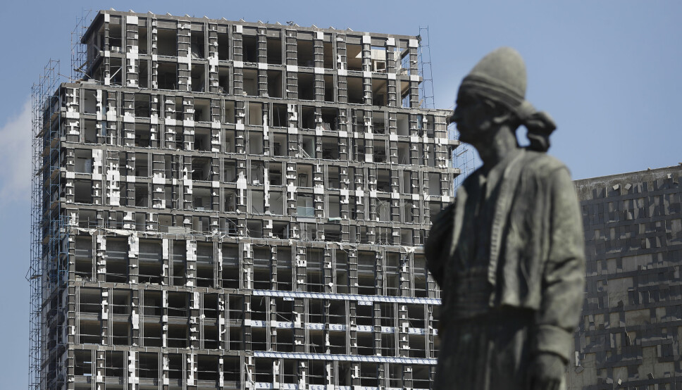 En statue foran en av bygningene som ble skadet under eksplosjonen i Beirut tirsdag.