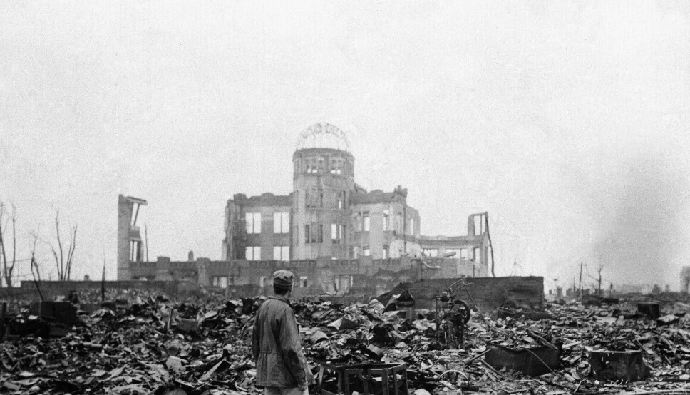 Slik så en tidligere kinosal ut i Hiroshima en måned etter at byen ble bombet under 2. verdenskrig.