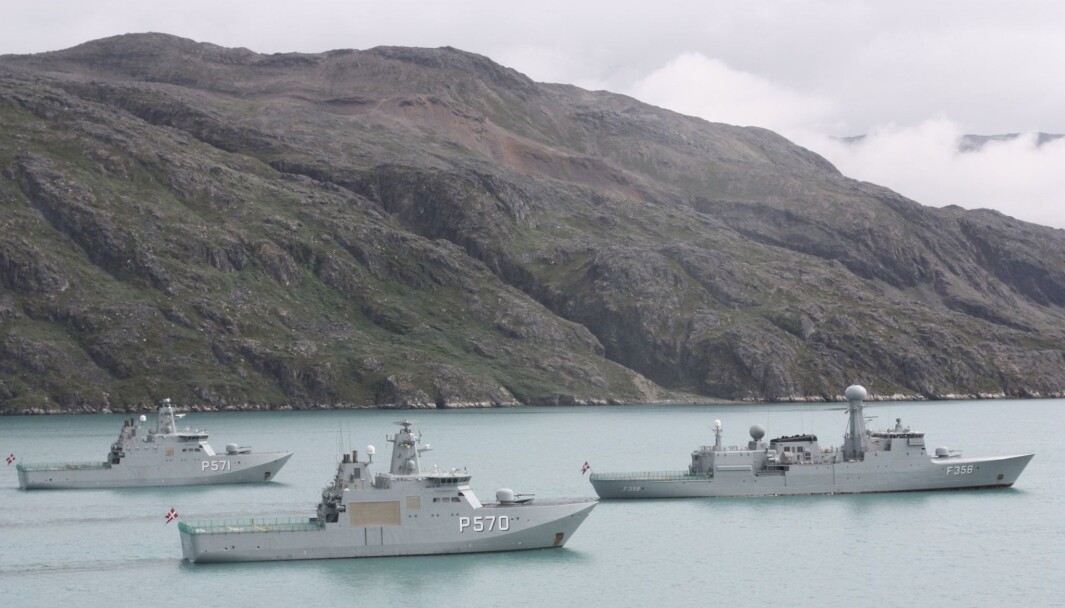 Inspeksjonskipet Triton og de to inspeksjonsfartøyene Knud Rasmussen og Ejnar Mikkelsen gjennomfører en planlagt formasjonseilas i Arsuk-fjorden ved Grønland. Inspeksjonskipet Triton og de to inspeksjonsfartøyene Knud Rasmussen og Ejnar Mikkelsen gjennomfører en planlagt formasjonseilas i Arsuk-fjorden ved Grønland.