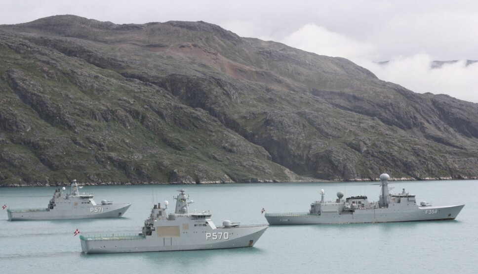 Inspeksjonskipet Triton og de to inspeksjonsfartøyene Knud Rasmussen og Ejnar Mikkelsen gjennomfører en planlagt formasjonseilas i Arsuk-fjorden ved Grønland.