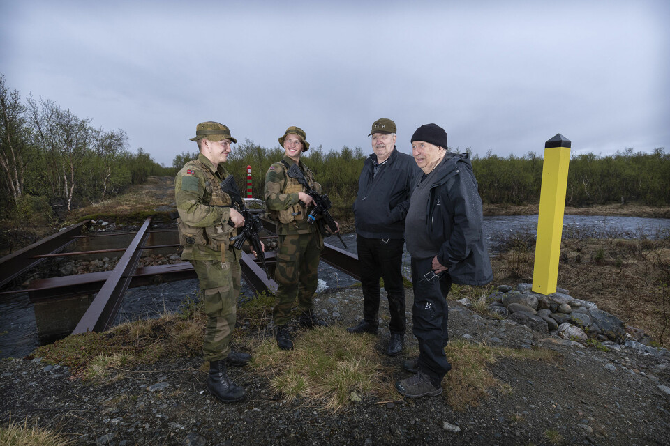 De tidligere stasjonssjefene Ragnar Aslaksen og Arild Hjerde med to av dagens grensejegere – Jan Magnus Vaule og Ole-Martin Heggem Roald – ved den gamle broen på Korpfjell.