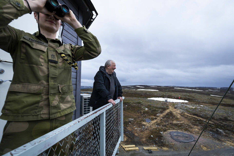 Tidligere stasjonssjef Ragnar Aslaksen betrakter området han hadde ansvaret for i 1968.
