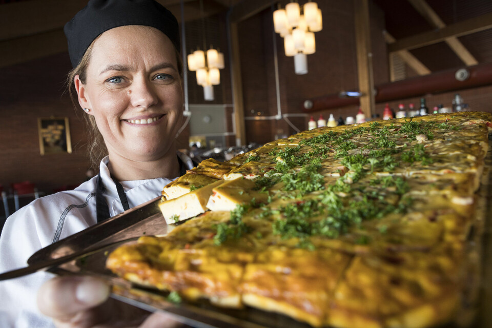 GULT ER KULT: Omeletten som Karine Løken viser fram, er noko av det som går inn i kategorien «det vesle ekstra» på Sessvollmoen.