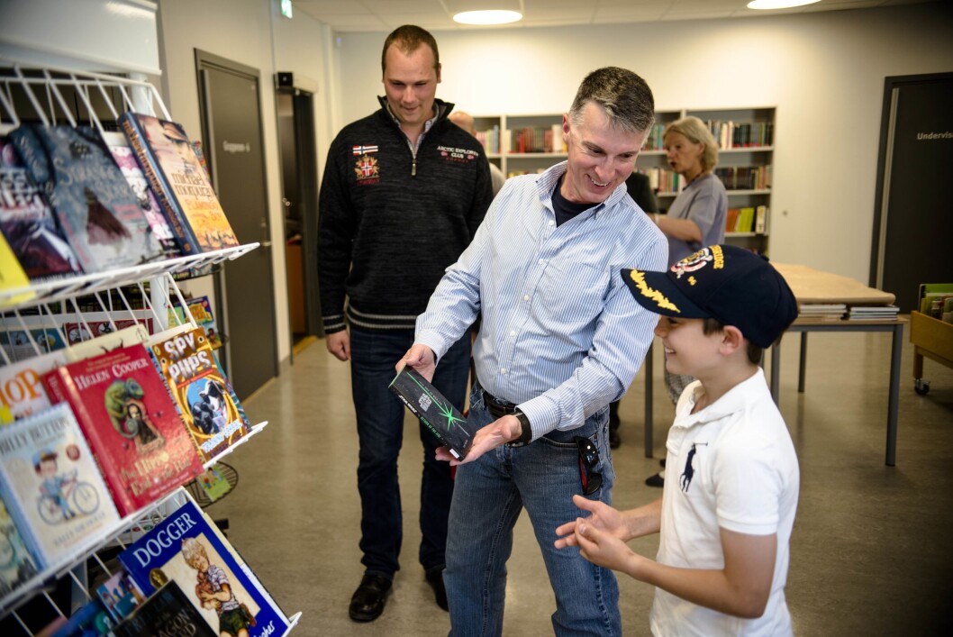 Stjernekrig: Skipsprest om bord USS Bainbridge David Hicks, viser fram en av bokgavene til Sebastian (12) ved Grindbakken skole. Stjernekrig: Skipsprest om bord USS Bainbridge David Hicks, viser fram en av bokgavene til Sebastian (12) ved Grindbakken skole.