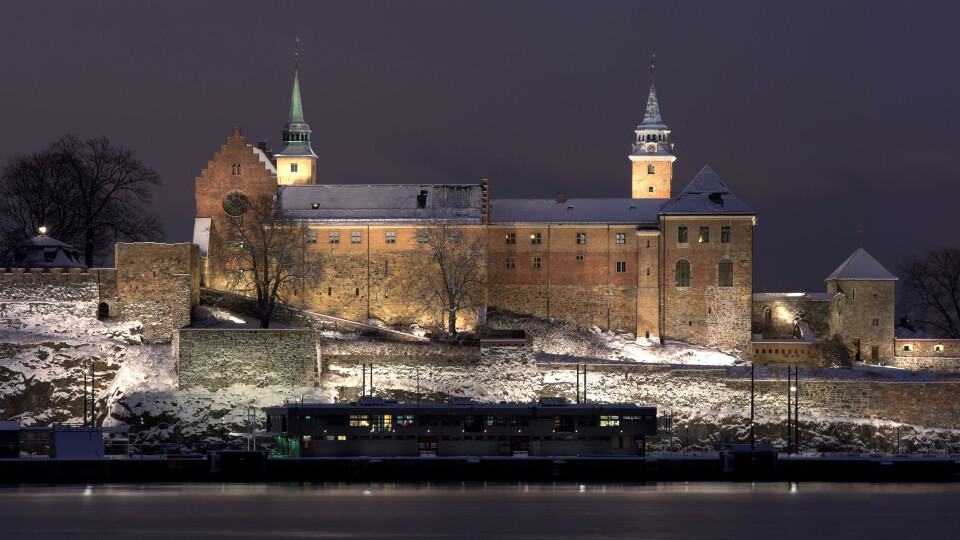 Flere bygninger på Akershus festning er åpent for utleie til blant annet utenlandske ambassader. Samtidig er det militært område.