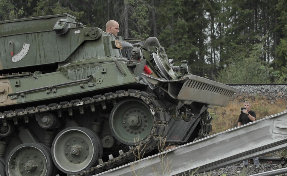 RAMPE: Bergepanservognen som veier 43 tonn tester jernbanerampen for første gang.