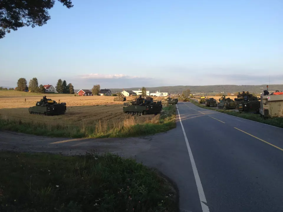 I 2014 kjørte stridsvogner på jordet til Lars Bryhni. Alle foto: Lars Bryhni