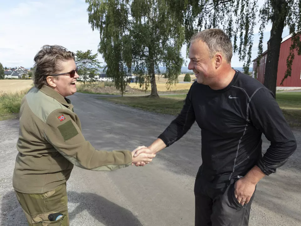 Lars Bryhni møtte miljøoffiser i Forsvaret, Marianne Bø. Foto: Werner Juvik