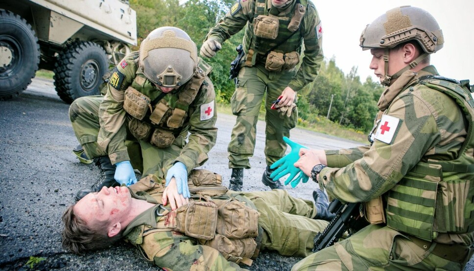 FØRSTEHJELP: Soldater trener mye på livreddende førstehjelp.