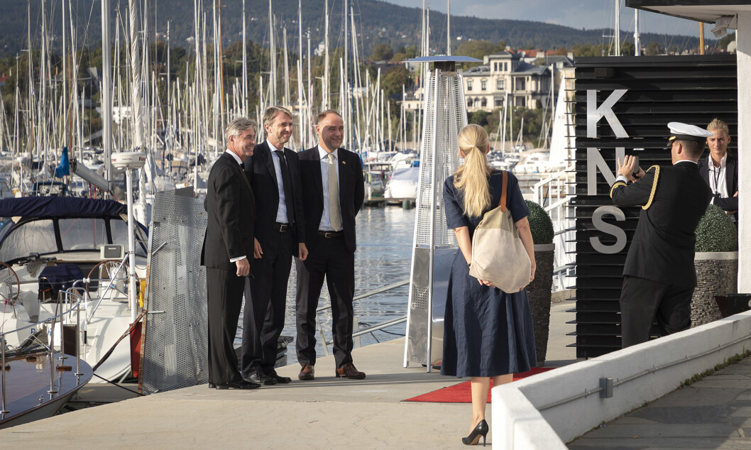 Tre av ambassadørene ankommer Dronningen, fra venstre: Kenneth J. Braithwaite, USA, Jarl Frijs-Madsen, Danmark og Richard Wood, England. Tre av ambassadørene ankommer Dronningen, fra venstre: Kenneth J. Braithwaite, USA, Jarl Frijs-Madsen, Danmark og Richard Wood, England.