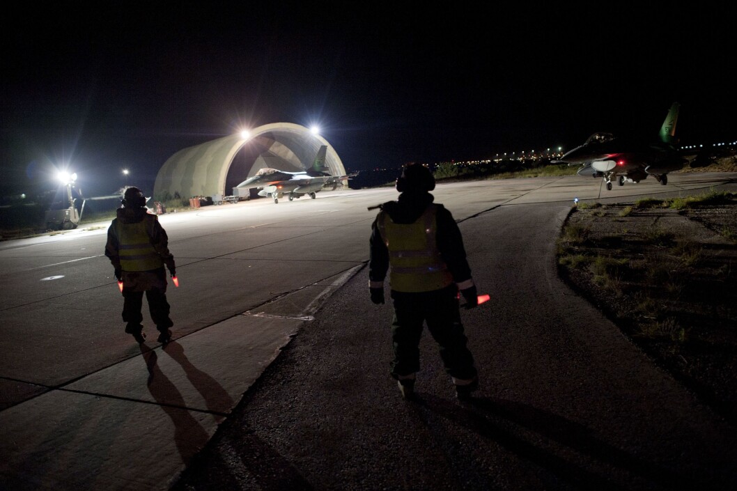 KRETA: Norsk bakkepersonell på Kreta venter på å gi klarsignal for norske F-16 som er på vei til oppdrag over Libya i 2011. KRETA: Norsk bakkepersonell på Kreta venter på å gi klarsignal for norske F-16 som er på vei til oppdrag over Libya i 2011.