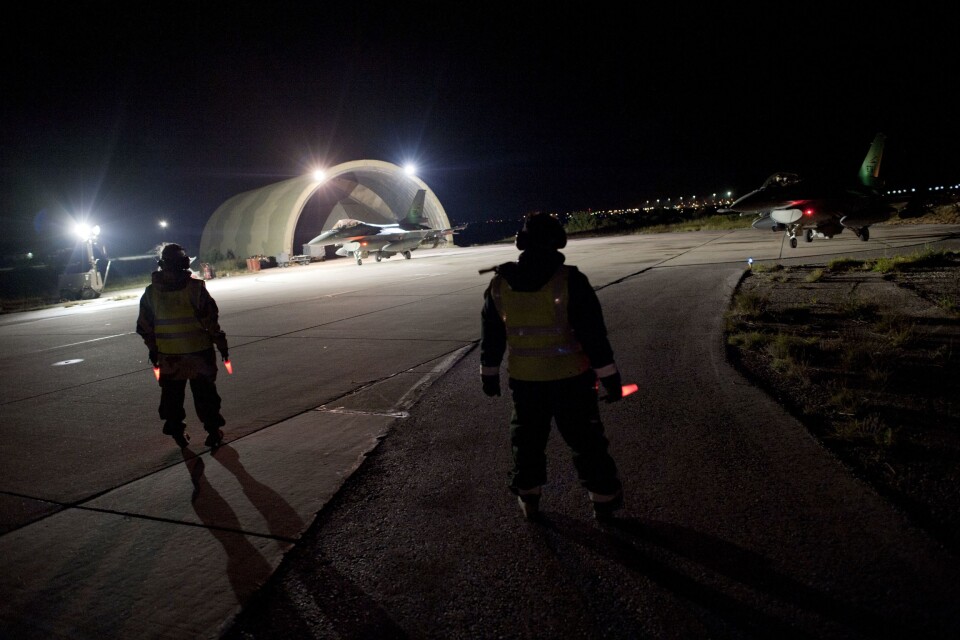 KRETA: Norsk bakkepersonell på Kreta venter på å gi klarsignal for norske F-16 som er på vei til oppdrag over Libya i 2011.