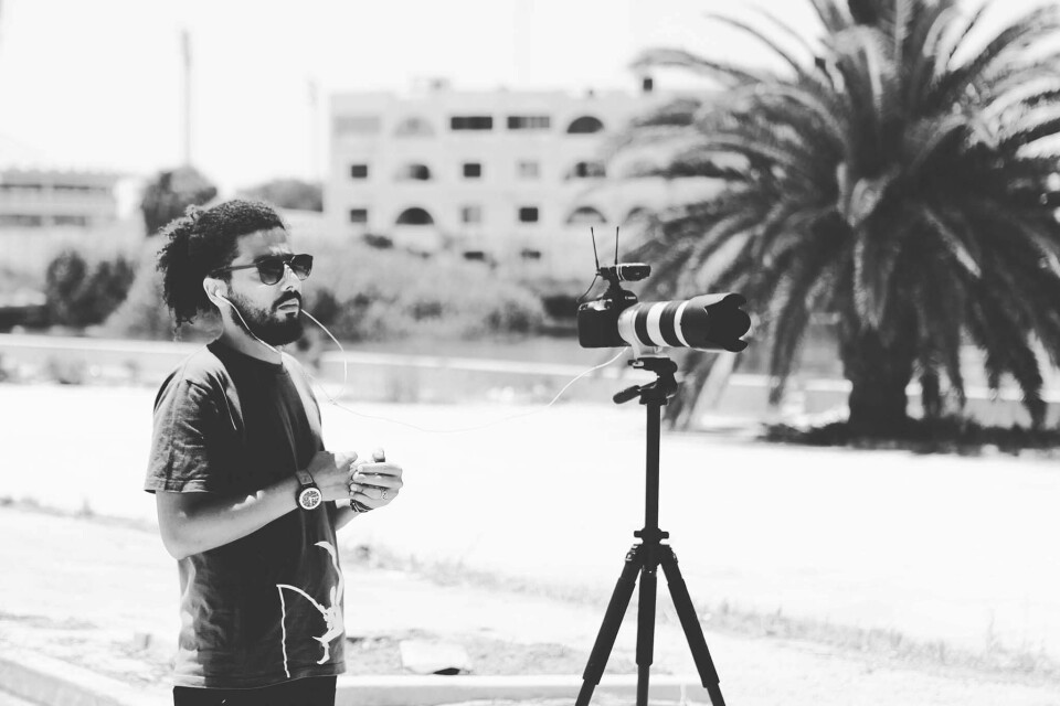 28 år gamle Moh Salih hadde akkurat begynt å jobbe i Libyas første TV-kanal da revolusjonen startet. I dag driver han fortsatt med TV-produksjon i hjembyen Benghazi.