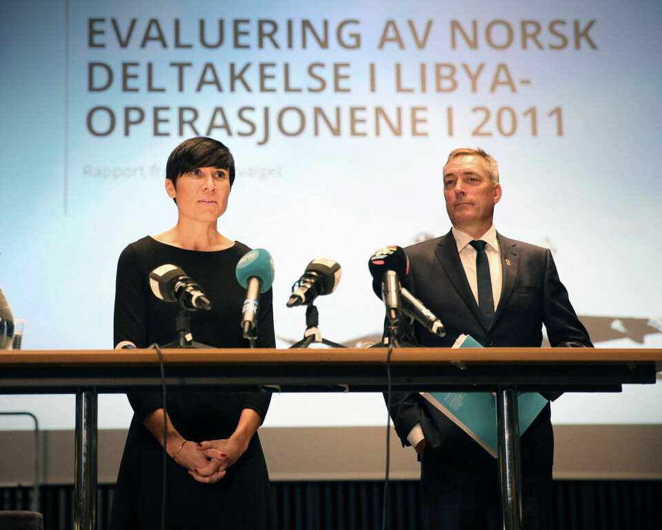 Utenriksminister Ine Eriksen Søreide og forsvarsminister Frank Bakke-Jensen mottok rapporten fra utvalget.