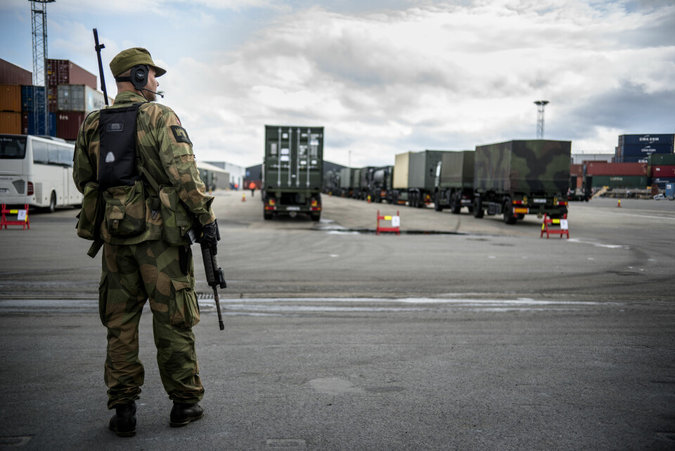 HEIMEVERN: Soldat fra HV01 står vakt ved det tyske materiellet.