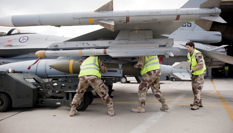 Her monteres en såkalt «Bunker Buster», en bombe på ett tonn. Norge slapp totalt 588 bomber over Libya.