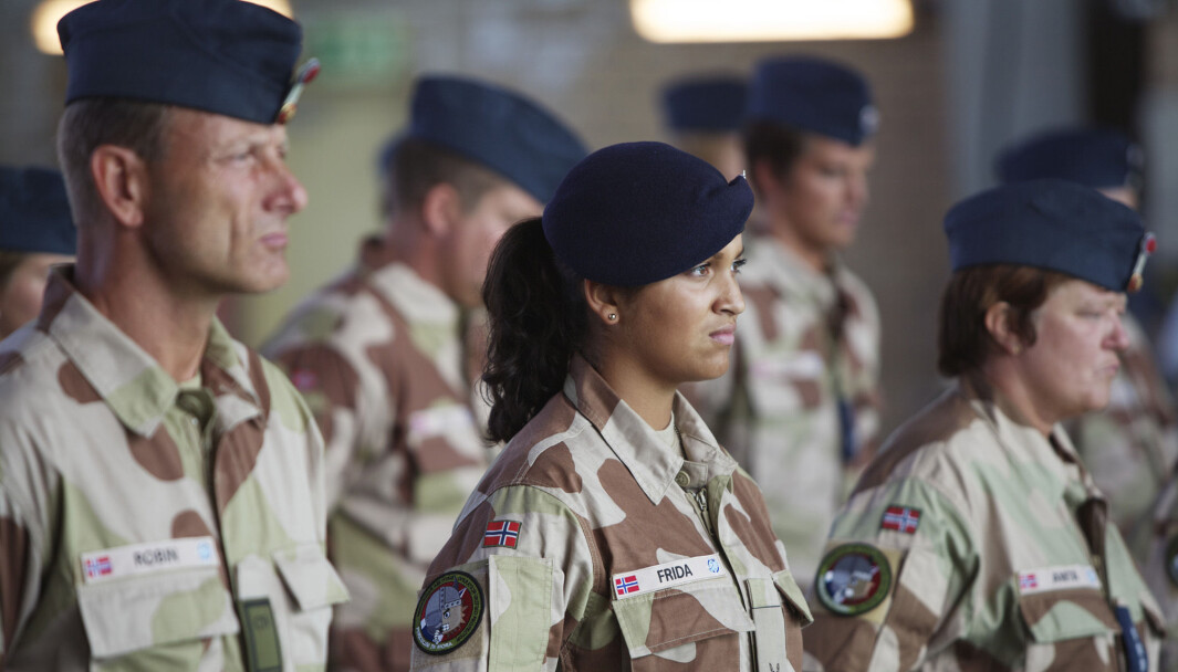 ANSATTE: Hovedårsakene til at militært personell slutter er at de heller ønsker å ta en sivil utdannelse eller ønsker jobb i det sivile liv, viser en rapport fra Forsvarets forskningsinstitutt. ANSATTE: Hovedårsakene til at militært personell slutter er at de heller ønsker å ta en sivil utdannelse eller ønsker jobb i det sivile liv, viser en rapport fra Forsvarets forskningsinstitutt.