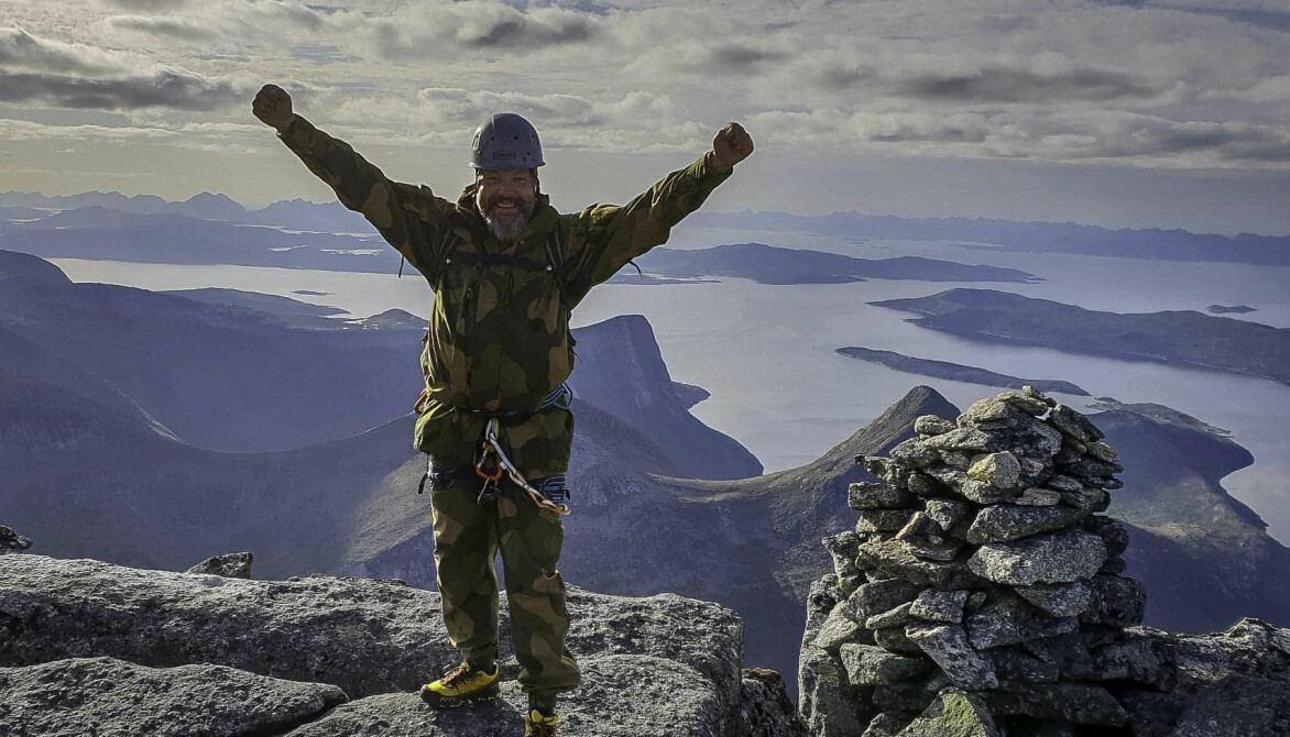 PÅ TOPPEN: Bjørn Arne Benjaminsen jubler over å ha nådd til toppen av Norges nasjonalfjell. Foto: Privat