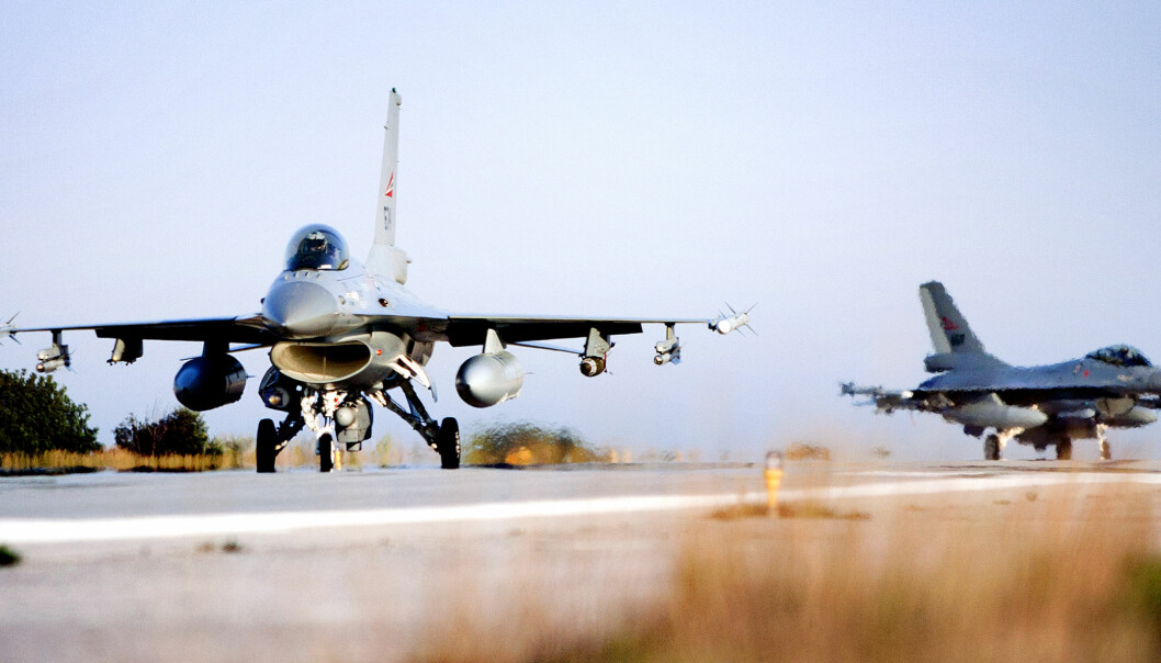 Disse to norske F-16 jagerflyene slapp bomber tre over Libya fredag 25.03.2011. Her har flyene akkurat kommet tilbake til den basen på Kreta etter endt tokt.