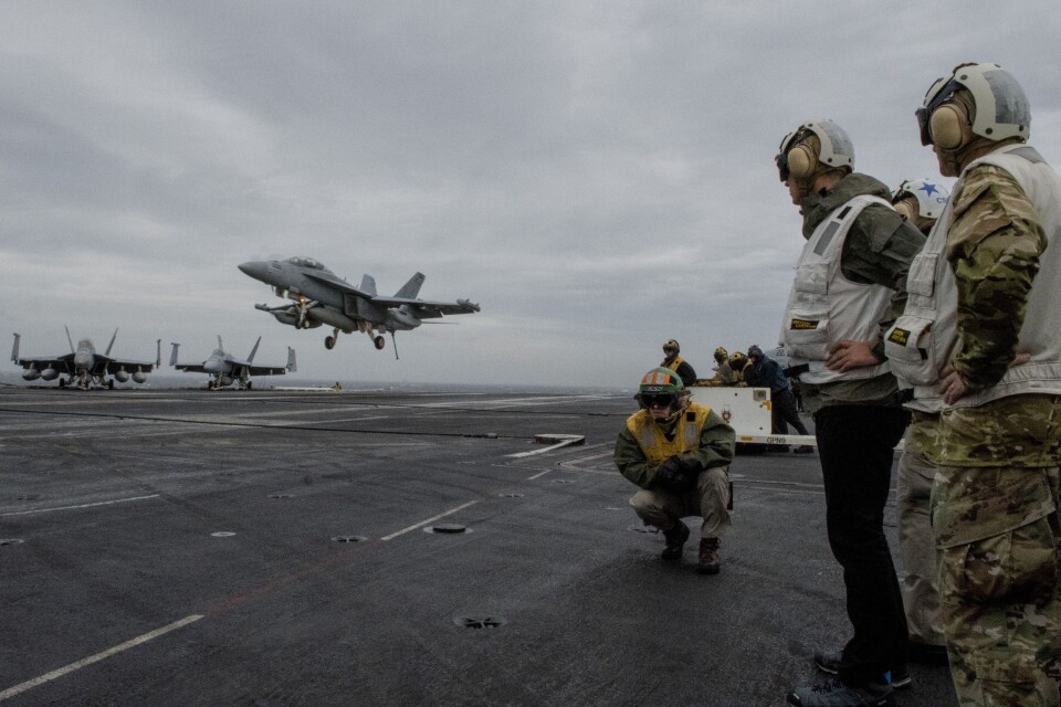 EN BRIKKE: Norge risikerer å bli en brikke i det storpolitiske spillet, skriver Geir Hem. Her ser vi et F-18 lande på det amerikanske skipet USS Harry S. Truman (Foto:Johan Falnes/Scanpix).