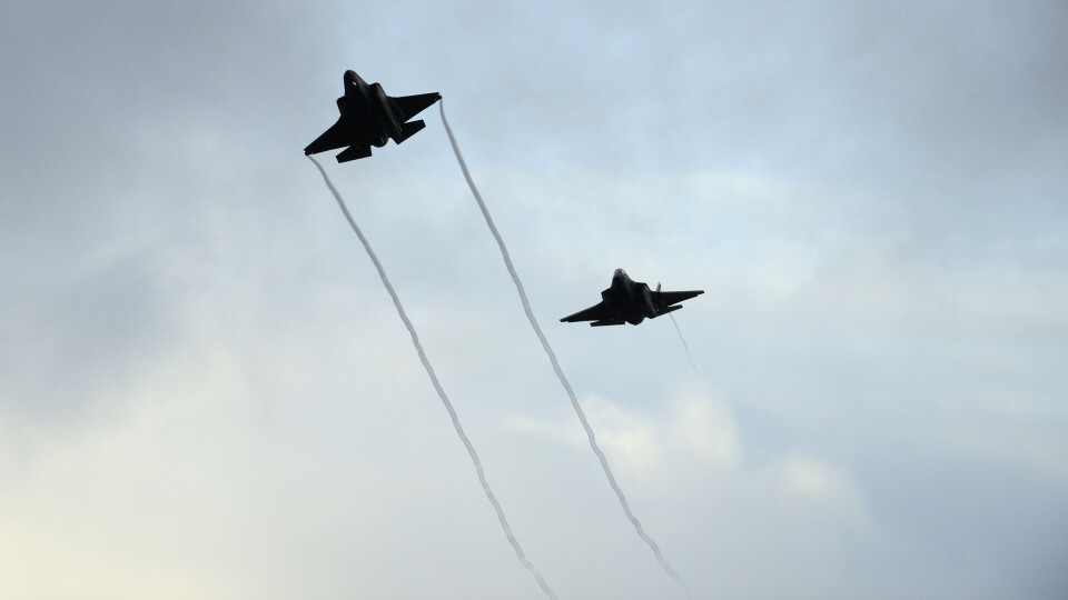 Dyre: Anskaffelsen og driften av F-35 er beregnet til å koste 268 milliarder kroner, ifølge regjeringen. Her er to F-35 over Ørland (Foto: Christian Nørstebø/Forsvarets forum).
