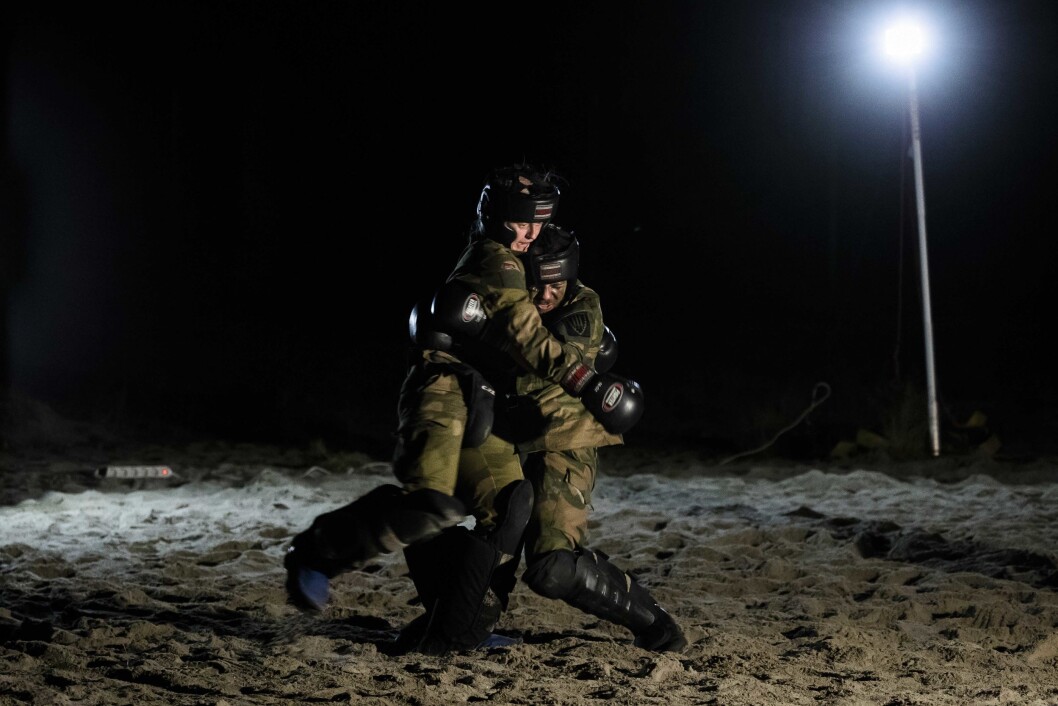 Nærkamp: Under øvelse Krigens krav, ble kadettene beordret til å kjempe én-mot-én. Offisersyrket handler likevel om mer enn manøver og nærkamp, sier Tor-Erik Hanssen (Foto:Werner Juvik). Nærkamp: Under øvelse Krigens krav, ble kadettene beordret til å kjempe én-mot-én. Offisersyrket handler likevel om mer enn manøver og nærkamp, sier Tor-Erik Hanssen (Foto:Werner Juvik).