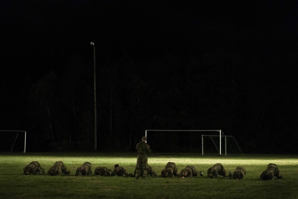 Utmattelse: Før kadettene kjempet én-mot-én ble de utsatt for flere timer med fysiske påkjenninger på en fotballbane utenfor Heistadmoen.