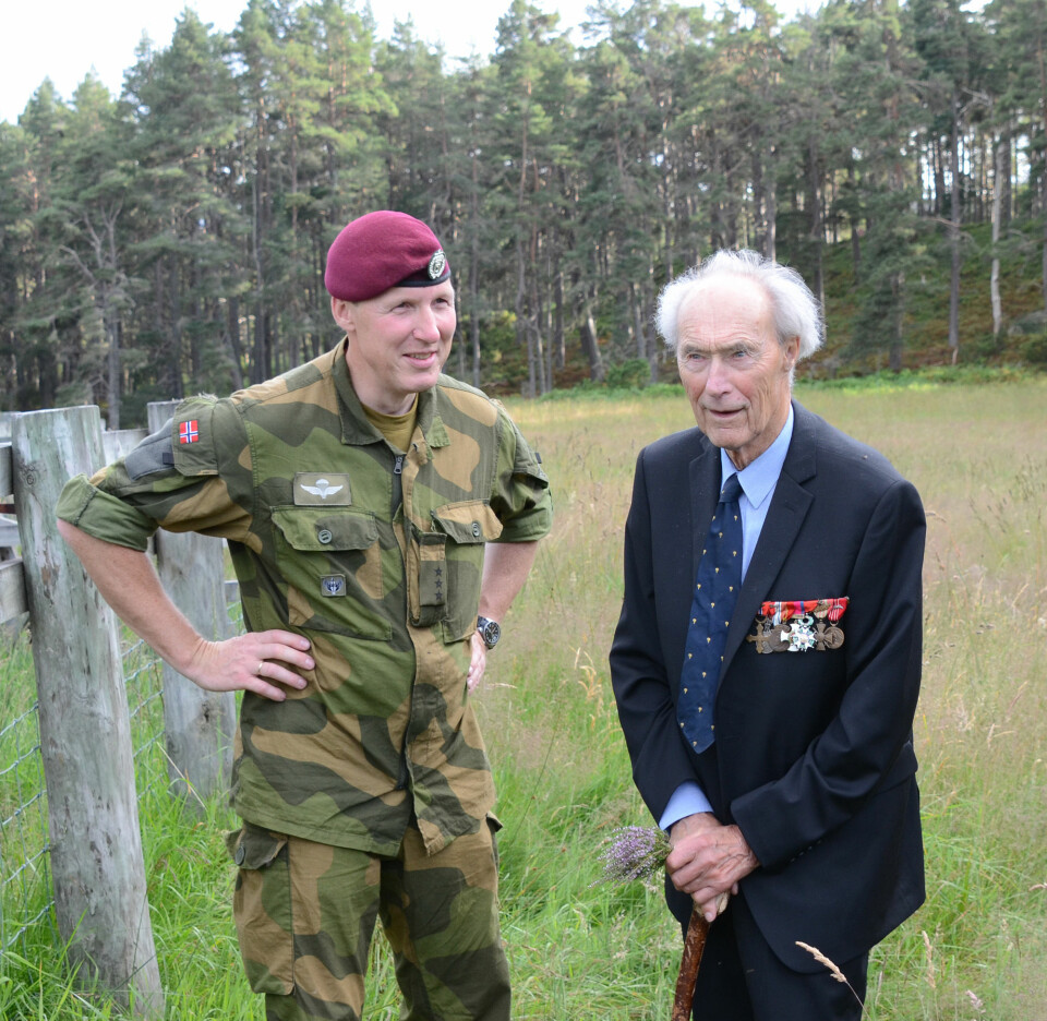 99 ÅR: Joachim Rønnberg ble 99 år. Her er han sammen med historiker i Forsvarets spesialstyrker, rittmester Tomas Adam. FOTO: ERLING EIKLI