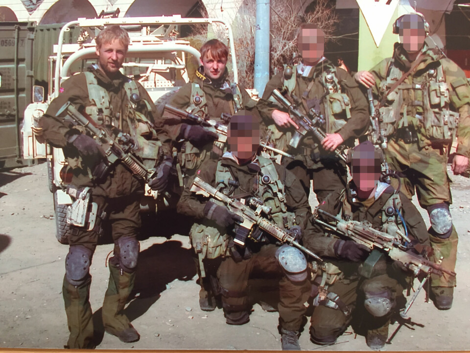 Eirik og broren Frode sammen med fire kolleger, i Kandahar i 2002. Foto: Privat.