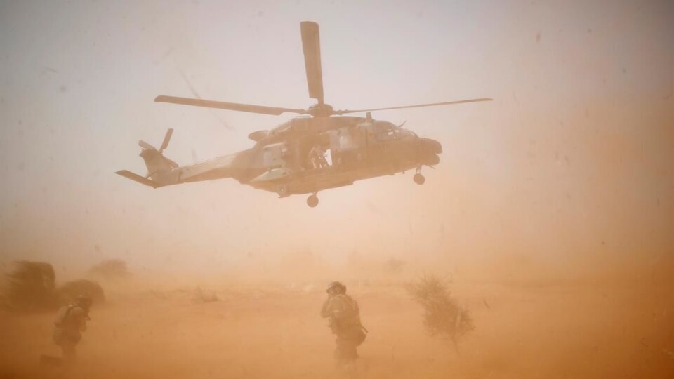 Landet: Det første helikopteret av den endelige versjonen av NH90 landet tirsdag 22. januar på Kjeller. Her ble testflyger Christian Franck ønsket velkommen av Diedrik Kolff.
