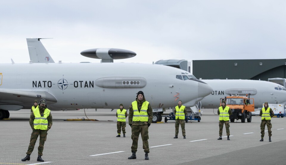 Vakthold: Et titalls journalister og enda flere vakter passet på under «Open Air Day» på Ørland flystasjon.