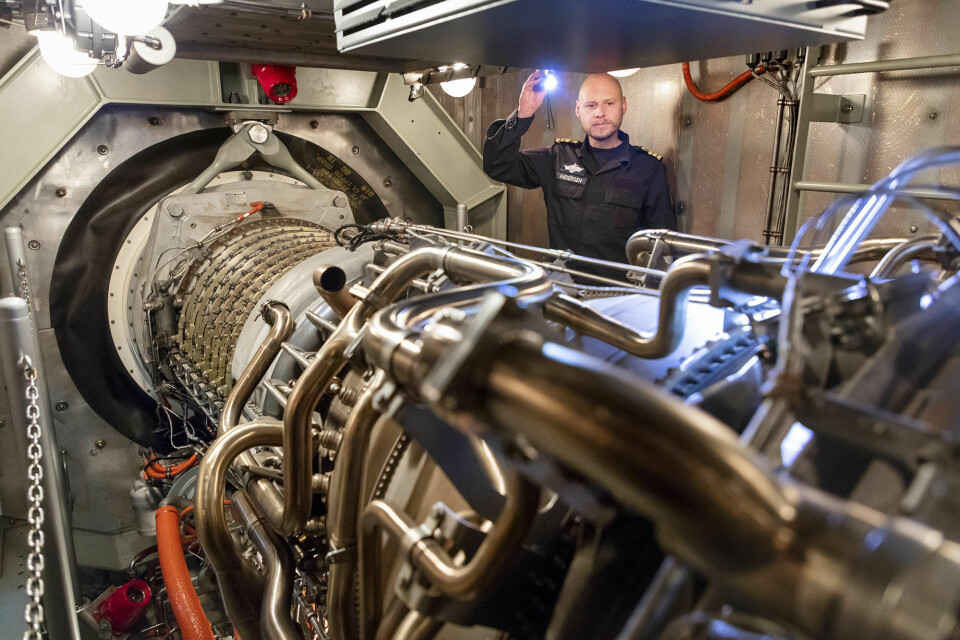Hestekrefter: Orlogskaptein Asbjørn Andersen er maskinsjef om bord. Han styrer tre motorer, blant annet denne turbinmotoren med 29 000 hestekrefter.\n