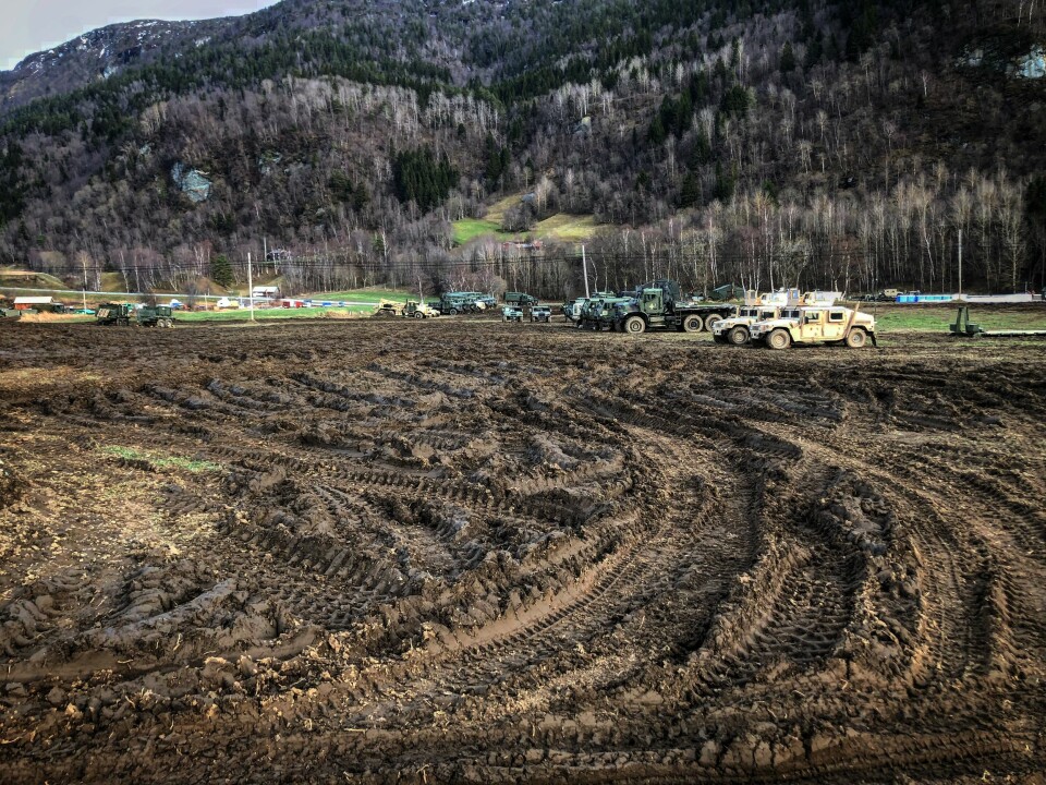 Hundrevis av militære kjøretøy har forvandlet gressengene i Rennebu til et gjørmehav.