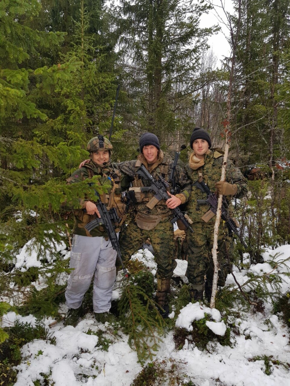 HV og USA: Her er elitesoldater fra det amerikanske forsvaret sammen med lagfører Karl Petter Fjørtoft (t.v) (Foto: Julie Hjermstad/Forsvaret).