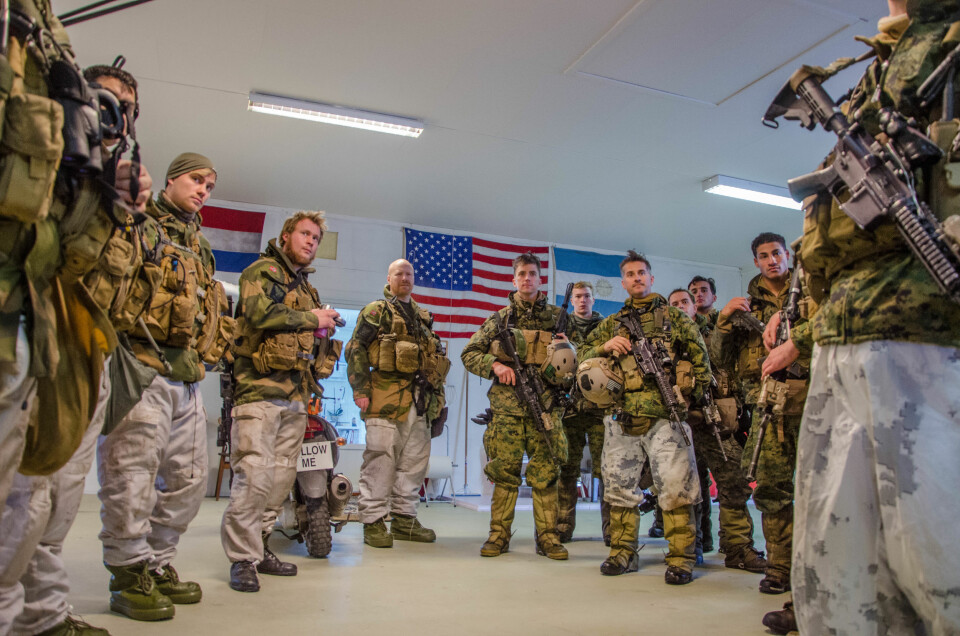 Debrief: Her er «Archery» i debrief med de amerikanske elitesoldatene (Foto: Julie Hjermstad/Forsvaret).