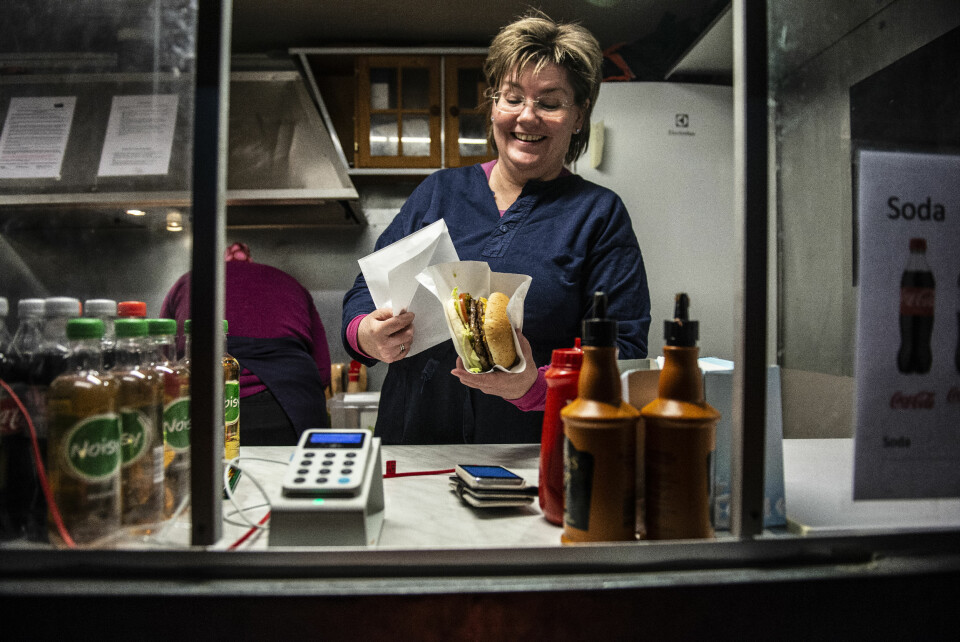 Nesten alle kjøper en dobbel hamburger med ost og bacon, forteller Kristin Emseth.
