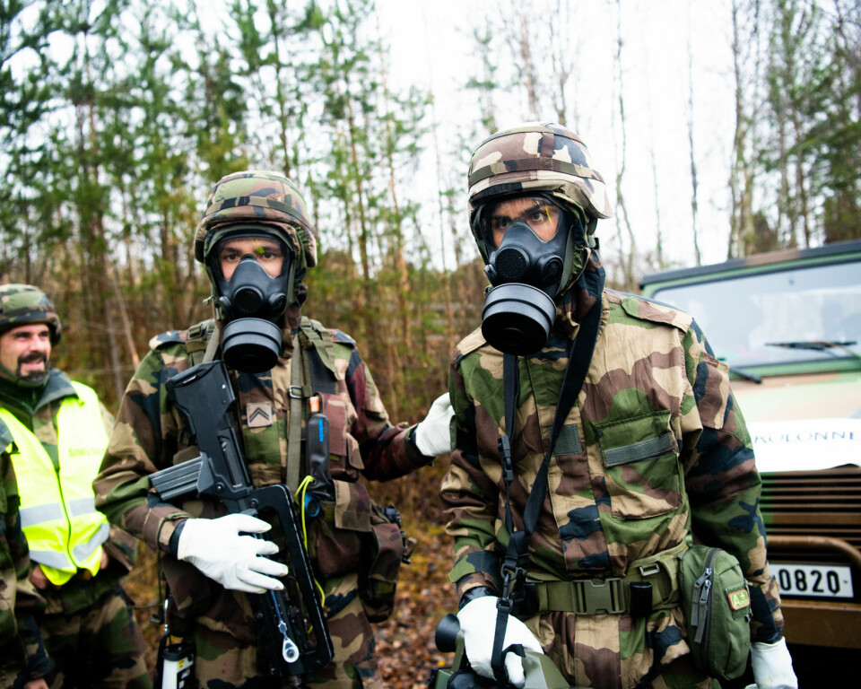 Franske CBRN-soldater gjør seg klar for å gå inn i «terror»-bygget.