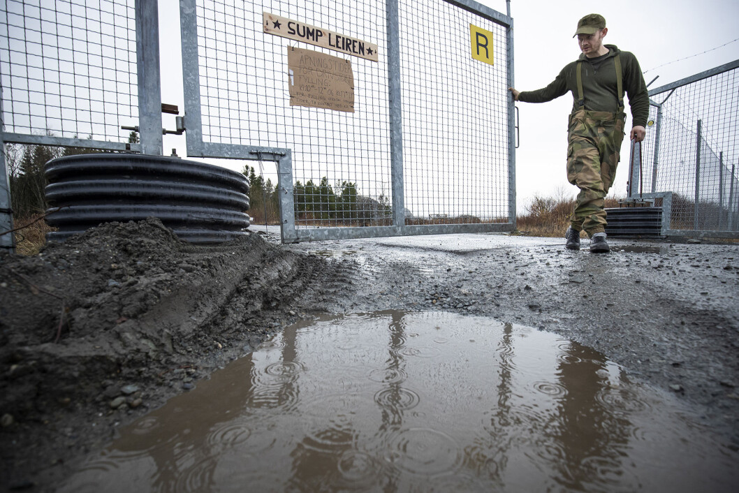 SUMPEN: Daniel Auestad ønsker velkommen til Sump-leiren, et gjørmehull ved flyplassen på Værnes. Foto: Werner Juvik SUMPEN: Daniel Auestad ønsker velkommen til Sump-leiren, et gjørmehull ved flyplassen på Værnes. Foto: Werner Juvik
