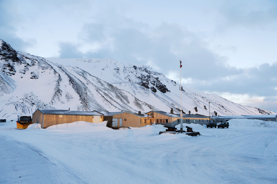 JORDSKJELV: Et jordskjelv med styrke 6,8 rammet Jan Mayen natt til fredag. Forsvaret og Meteorologisk institutt har henholdsvis 14 og fire ansatte på øya. Foto: Torbjørn Kjosvold/Forsvaret