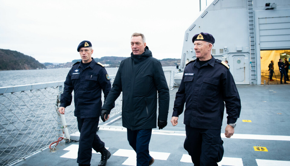 Sjef for Sjøforsvaret, Nils Andreas Stensønes, forsvarsminister Frank Bakke-Jensen og forsvarssjef Haakon Bruun-Hanssen om bord på KNM Thor Heyderdahl.
